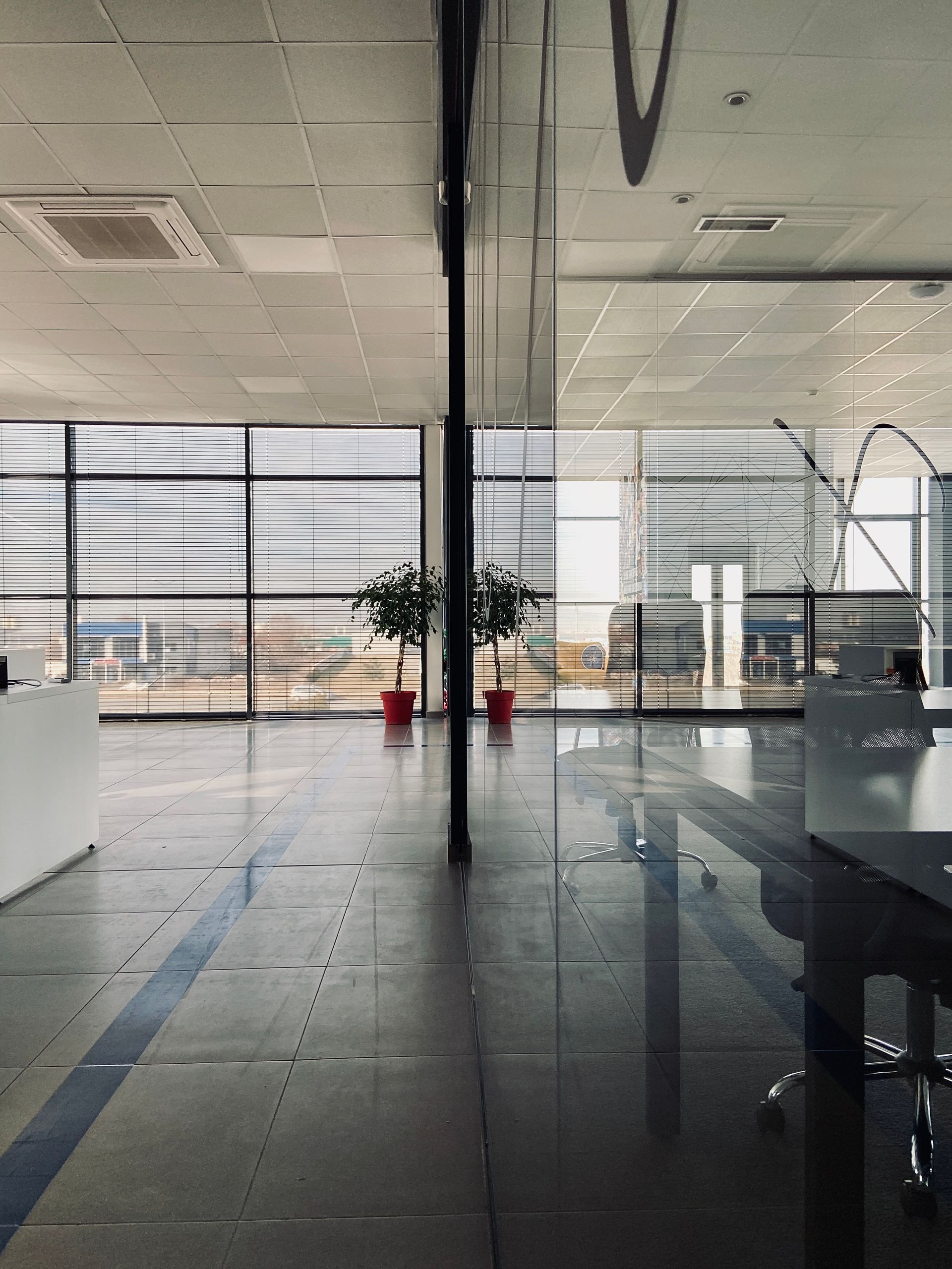 Interior de oficina corporativa moderna con paredes de cristal